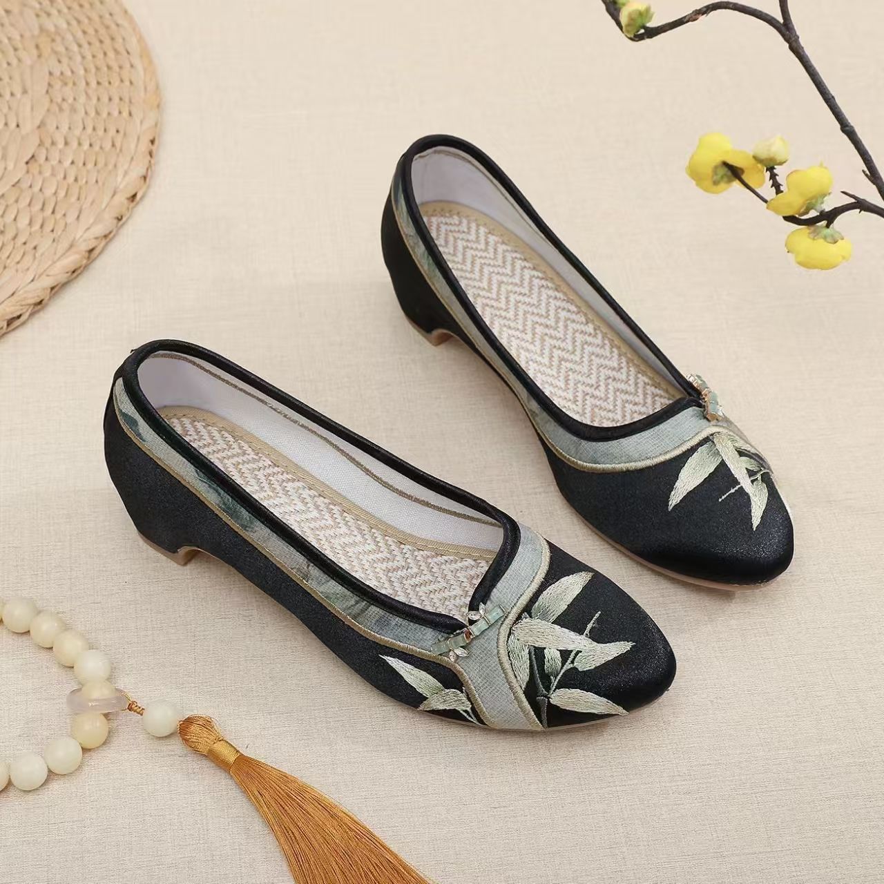 Woman Low Heel Embroidered Che - Embroidery Shoes ulasan dan harga