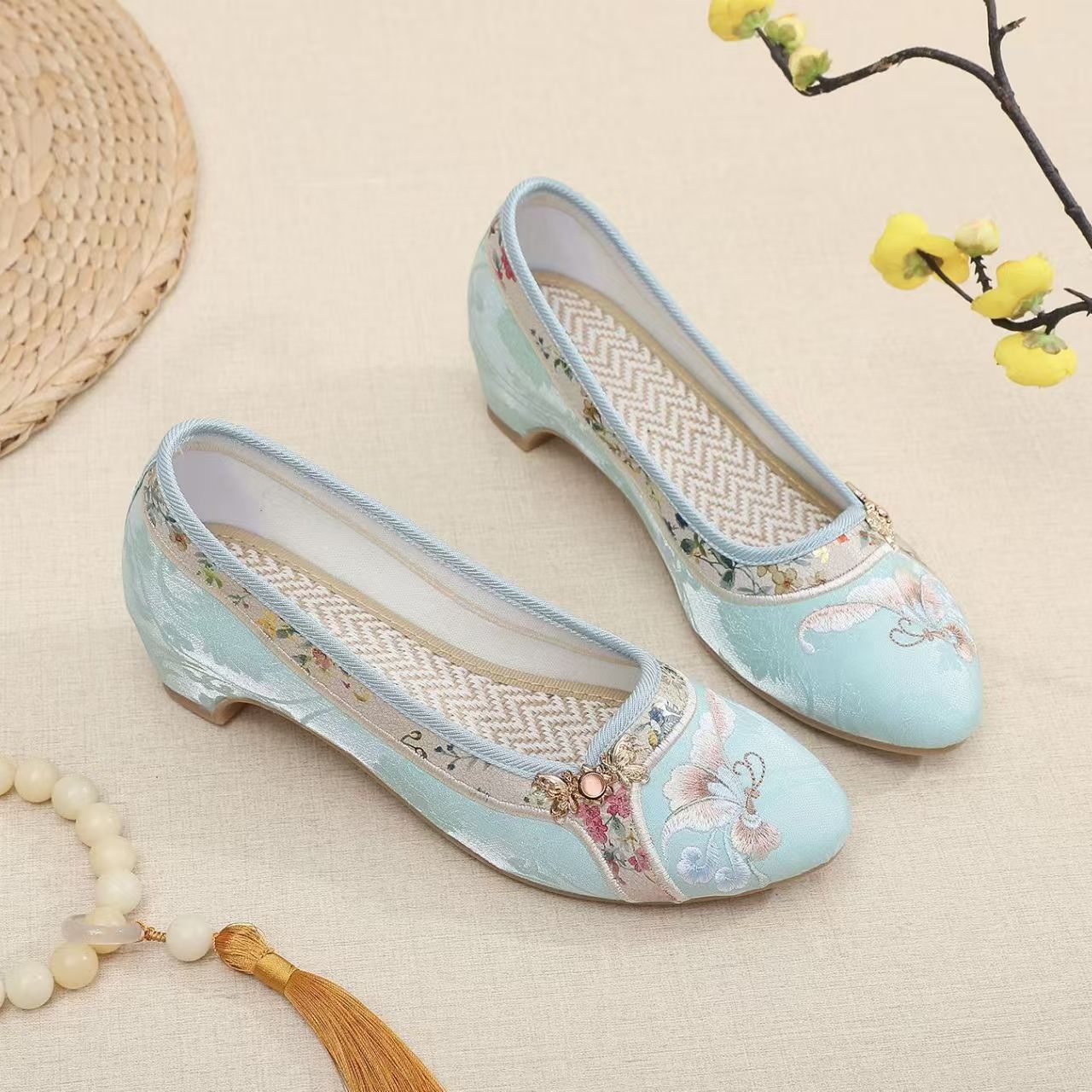 Woman Low Heel Embroidered Che - Embroidery Shoes ulasan dan harga