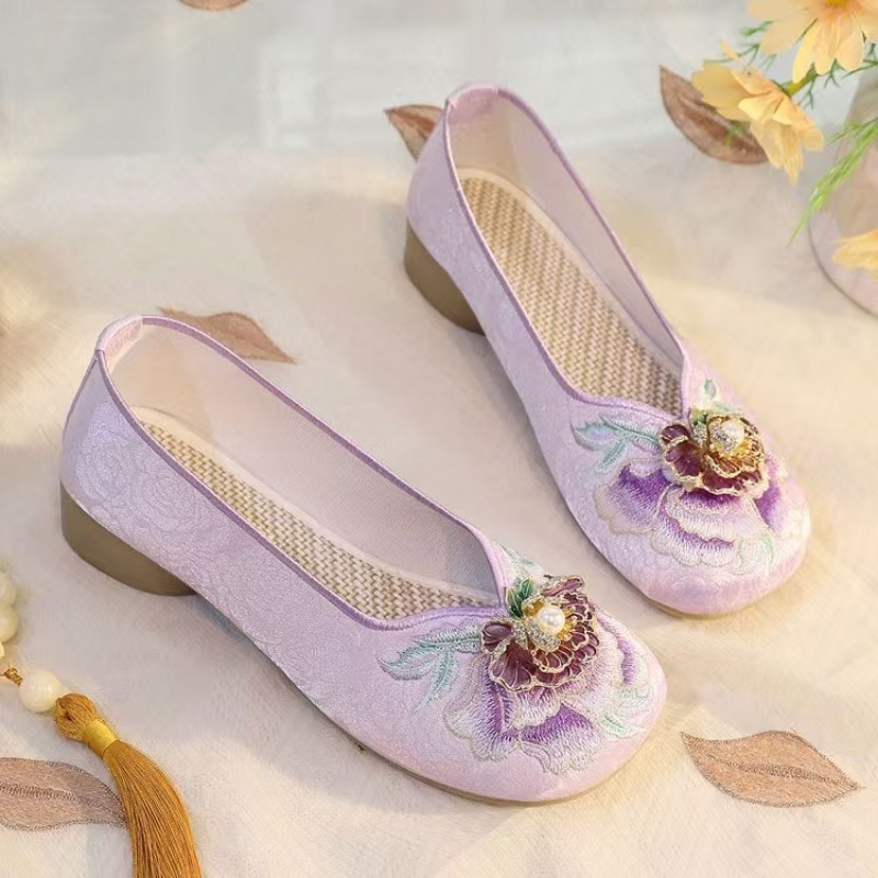 Woman Low Heel Embroidered Clo - Embroidery Shoes ulasan dan harga