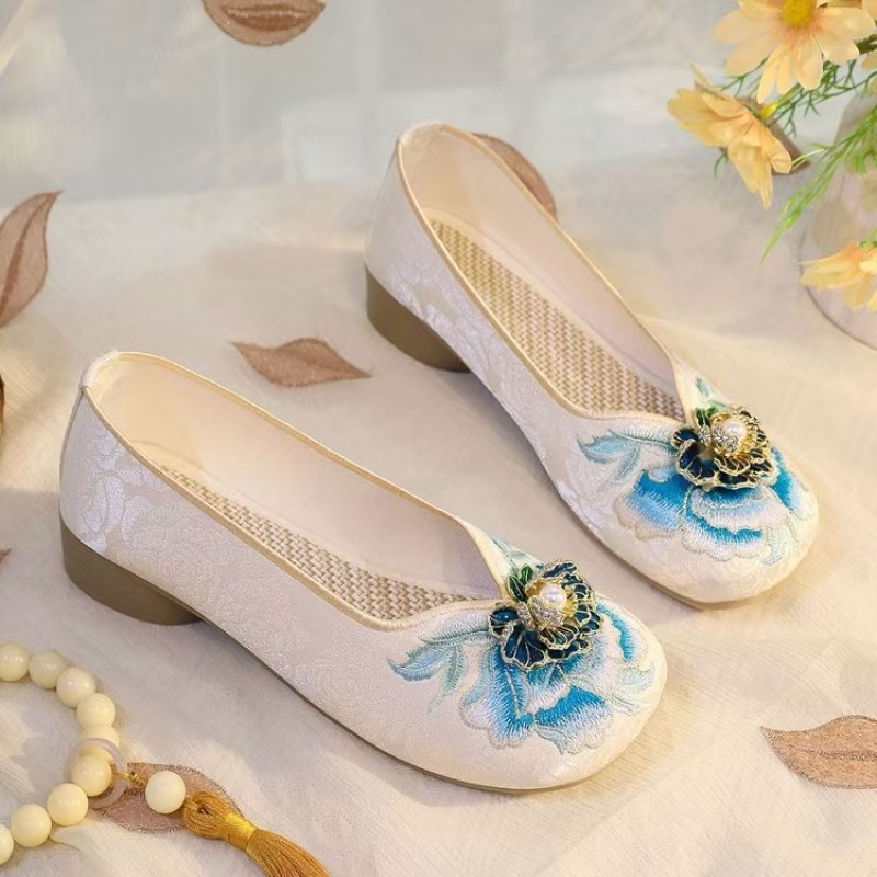 Woman Low Heel Embroidered Clo - Embroidery Shoes ulasan dan harga