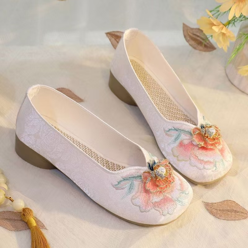 Woman Low Heel Embroidered Clo - Embroidery Shoes ulasan dan harga