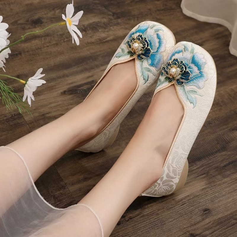 Woman Low Heel Embroidered Clo - Embroidery Shoes ulasan dan harga